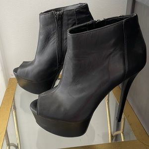 Size 7 women’s Gianni bini never worn booties